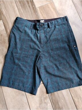 DC  Men’s green and black check Flat-Front Shorts with pockets size 34